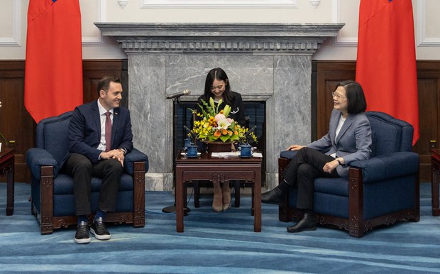 ཨ་རིའི་གྲོས་ཚོགས་ཀྱི་སྐུ་ཚབ་ཚོགས་ཆུང་ཞིག་གིས་ཐེ་ཝན་ལ་རྒྱབ་སྐྱོར་ཆེད་ཐེ་ཝན་ནང་འཚམས་གཟིགས་གནང་བཞིན་འདུག ཨ་རིའི་གྲོས་ཚོགས་ཀྱི་སྐུ་ཚབ་ཚོགས་ཆུང་ཞིག་གིས་ཐེ་ཝན་ལ་རྒྱབ་སྐྱོར་ཆེད་ཐེ་ཝན་ནང་འཚམས་གཟིགས་གནང་བཞིན་འདུག