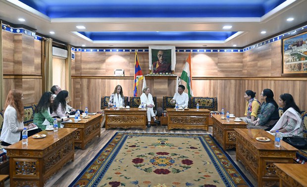ཨ་རིའི་རོགས་ཚོགས་ཀྱི་མཐོ་རིམ་སྐུ་ཚབ་ཚོགས་ཆུང་ཞིག་རྡ་རམ་ས་ལར་ཕེབས་འབྱོར་བྱུང་འདུག ཨ་རིའི་རོགས་ཚོགས་ཀྱི་མཐོ་རིམ་སྐུ་ཚབ་ཚོགས་ཆུང་ཞིག་རྡ་རམ་ས་ལར་ཕེབས་འབྱོར་བྱུང་འདུག