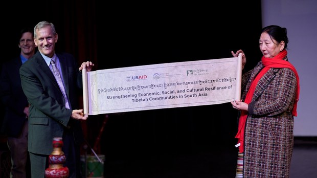 ཨ་རིའི་རོགས་ཚོགས་ནས་ལྷོ་ཨེ་ཤེ་ཡའི་བོད་མིའི་འདུས་སྡོད་ཀྱི་དཔལ་འབྱོར་དང་སྤྱི་ཚོགས། རིག་གཞུང་བཅས་ཀྱི་བཟོད་ནུས་གོང་མཐོར་སྤེལ་བ་ཞེས་པའི་ལས་གཞི་གསར་དུ་དབུ་འབྱེད་གནང་བ། ཨ་རིའི་རོགས་ཚོགས་ནས་ལྷོ་ཨེ་ཤེ་ཡའི་བོད་མིའི་འདུས་སྡོད་ཀྱི་དཔལ་འབྱོར་དང་སྤྱི་ཚོགས། རིག་གཞུང་བཅས་ཀྱི་བཟོད་ནུས་གོང་མཐོར་སྤེལ་བ་ཞེས་པའི་ལས་གཞི་གསར་དུ་དབུ་འབྱེད་གནང་བ།