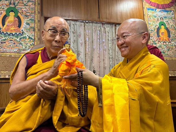 ཝིཡེཏ་ནམ་སངྒ་ནང་པའི་ལྷན་ཚོགས་ཀྱིས་༸གོང་ས་མཆོག་ལ་མཇལ་ཁ་ཞུས་ཏེ་འབྱུང་འགྱུར་བོད་བརྒྱུད་ནང་བསྟན་དང་མཉམ་རུབ་ཀྱིས་བསྟན་པ་རྒྱས་ཐབས་ཀྱི་ལས་འཆར་ཁག་ཅིག་ཐོག་སྙན་གསན་ཕུལ་ཡོད་པ།