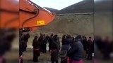 ཅོ་ནེ་བསེ་ཚང་ནས་འཐུང་ཆུ་ཁ་བསྒྱུར་ལ་ས་གནས་བོད་མི་ཚོས་ཞི་རྒོལ་སྐབས། ༢༠༡༨།༡༡།༡༡