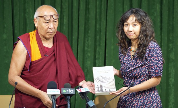 འཛམ་གླིང་གཉིས་ཀྱི་སྲུབས་ཀར་འཁྱམས་པའི་རྣམ་ཤེས་ཟེར་བ་བོད་བསྒྱུར་གྱིས་བོད་ཀྱི་དཔེ་མཛོད་ཁང་དུ་དབུ་འབྱེད་གནང་ཡོད་པ།