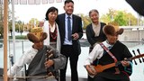 བདེ་སྐྱིད་ཀྱི་ཤེས་རབ་ཅེས་པའི་གློག་བརྙན་དེ་བཞིན་ཕྱི་ཟླ་༡༠ ཚེས་༨ རེས་གཟའ་ལྷག་པའི་ཉིན་དགོང་མོ་ཆུ་ཚོད་༦ ཐོག་ཟུ་རིཆ་གློག་བརྙན་དུས་སྟོན་ཐོག་ཐོག་མར་གཟིགས་འབུལ་གནང་རྒྱུ་ཡིན་པ་རེད།