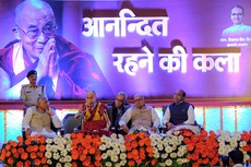 ༧གོང་ས་མཆོག་གིས་རྒྱ་གར་གྱི་Bhopal གྲོང་ཁྱེར་ནང་དུ་བདེ་སྐྱིད་བསྐྲུན་ཐབས་ཞེས་པའི་བརྗོད་གཞིའི་ཐོག་བཀའ་སློབ་གནང་བཞིན་པ། ༢༠༡༧།༣།༡༩