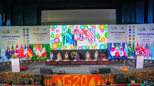 འཛམ་གླིང་གི་དཔལ་འབྱོར་ཡར་ཐོན་ཅན་གྱི་རྒྱལ་ཁབ་ཉི་ཤུའི་གཞོན་ནུའི་ལྷན་ཚོགས་ལ་དྭགས་སུ་ཚོགས་བཞིན་འདུག འཛམ་གླིང་གི་དཔལ་འབྱོར་ཡར་ཐོན་ཅན་གྱི་རྒྱལ་ཁབ་ཉི་ཤུའི་གཞོན་ནུའི་ལྷན་ཚོགས་ལ་དྭགས་སུ་ཚོགས་བཞིན་འདུག