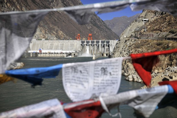 ཡར་ཀླུང་གཙང་པོའི་སྟེང་ཆུ་མཛོད་རྒྱག་བཞིན་པས་གཤམ་འོག་རྒྱལ་ཁབ་ཁག་ལ་ཉེན་ཁ་ཡོད་པ་བསྟན་འདུག ཡར་ཀླུང་གཙང་པོའི་སྟེང་ཆུ་མཛོད་རྒྱག་བཞིན་པས་གཤམ་འོག་རྒྱལ་ཁབ་ཁག་ལ་ཉེན་ཁ་ཡོད་པ་བསྟན་འདུག