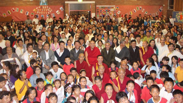 གླིང་མཆོག་སྤྲུལ་རིན་པོ་ཆེ་མཆོག་གིས་ཨོ་སེ་ཁྲོལ་ལེ་ཡའི་ནང་མཛད་འཕྲིན་བསྐྱངས་གནང་སྐབས། ༢༠༡༦།༤།༢༩ གླིང་མཆོག་སྤྲུལ་རིན་པོ་ཆེ་མཆོག་གིས་ཨོ་སེ་ཁྲོལ་ལེ་ཡའི་ནང་མཛད་འཕྲིན་བསྐྱངས་གནང་སྐབས། ༢༠༡༦།༤།༢༩