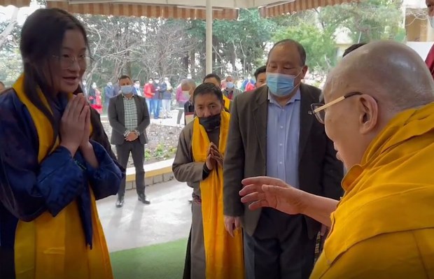 ༸གོང་ས་མཆོག་གི་༸སྐུ་མདུན་དུ་འབྲུག་པའི་ན་གཞོན་ཞིག་གིས་བསྟོད་གླུའི་མཆོད་པ་ཕུལ་བ།