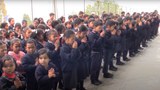 རུམ་བཏེག་ཀརྨའི་བཤད་སྒྲུབ་གླིང་དགོན་པའི་སློབ་གྲྭའི་ནང་ཉམ་ཐག་ཚོའི་བྱིས་པར་རིན་མེད་སློབ་ཁྲིད་གནང་བཞིན་པ།