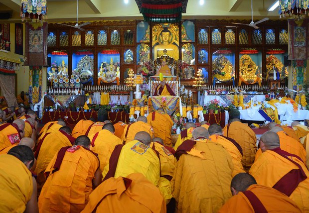 སློབ་དཔོན་ཟམ་གདོང་རིན་པོ་ཆེ་མཆོག་གིས་རྒྱུད་སྟོད་གྲྭ་ཚང་དུ་གསུང་ཆོས་བསྩལ་བ།