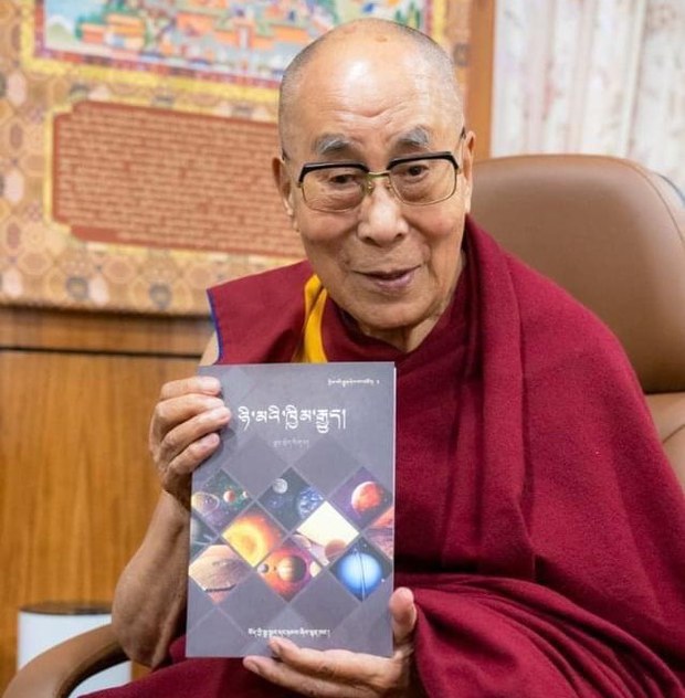 ༧གོང་ས་མཆོག་ནས་དཔེ་དེབ་སོ་གཉིས་དབུ་འབྱེད་བསྐྱངས་གནང་མཛད་པ།