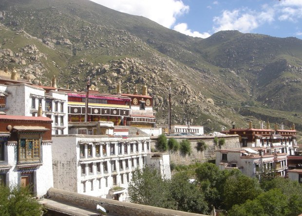 མི་ལོ་༦༠༠འཁོར་བའི་འབྲས་སྤུངས་དགོན།