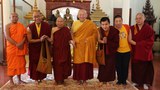 འབྲི་གུང་༧སྐྱབས་མགོན་འཕྲིན་ལས་ལྷུན་གྲུབ་མཆོག་༼ཀམ་པོ་ཌེའི༽དགེ་སློང་དབུ་འཁྲིད་ཆེ་ཤོས་ཞིག་དང་ལྷན་དུ་མཇལ་འཕྲད་སྐབས།