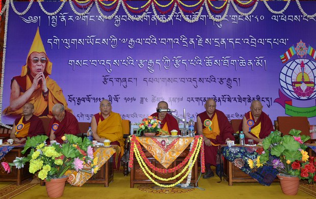 སེ་རྭ་ཐེག་ཆེན་གླིང་དུ་གསང་འདུས་རྩ་རྒྱུད་ཀྱི་རྩོད་ཐོག་ཆེན་མོ་ཚུགས་བཞིན་པ། སེ་རྭ་ཐེག་ཆེན་གླིང་དུ་གསང་འདུས་རྩ་རྒྱུད་ཀྱི་རྩོད་ཐོག་ཆེན་མོ་ཚུགས་བཞིན་པ།