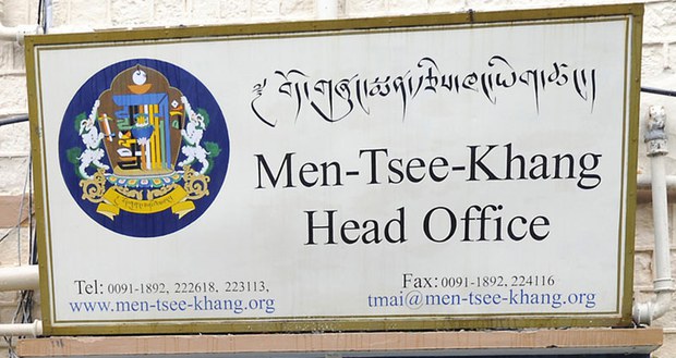 ཏོག་དབྱིབས་ནད་ཡམས་ཁྱབ་གདལ་ཛ་དྲག་རིང་ཕྱི་རྒྱལ་ནས་བོད་ཀྱི་སྨན་རྩིས་ཁང་ལ་སྨན་མངགས་ཉོ་བྱེད་མཁན་མང་དུ་་འགྲོ་བཞིན་པ།