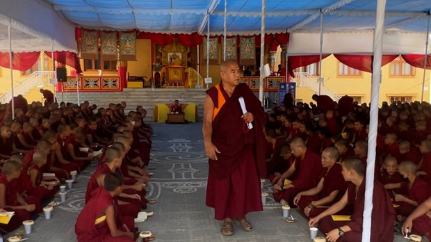 བལ་ཡུལ་འཕགས་ཤིང་ཉེས་འགྲམ་སྒོ་སོག་ཕུན་ཚོགས་ཆོས་གླིང་དགོན་དུ་འཇང་དགུན་ཆོས་སྐབས་༡༣ པ་ཚོགས་གནང་བཞིན་ཡོད་པ། བལ་ཡུལ་འཕགས་ཤིང་ཉེས་འགྲམ་སྒོ་སོག་ཕུན་ཚོགས་ཆོས་གླིང་དགོན་དུ་འཇང་དགུན་ཆོས་སྐབས་༡༣ པ་ཚོགས་གནང་བཞིན་ཡོད་པ།