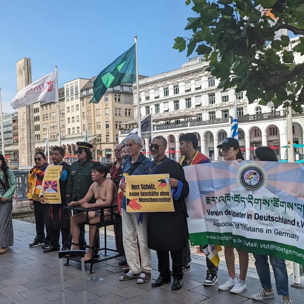 ཡོ་རོབ་ཡུལ་གྲུ་ཁག་ཅིག་གི་ནང་གཏམ་བརྗོད་ཀྱི་ལམ་ནས་བོད་དོན་གོ་རྟོག་སྤེལ་བཞིན་པ། ཡོ་རོབ་ཡུལ་གྲུ་ཁག་ཅིག་གི་ནང་གཏམ་བརྗོད་ཀྱི་ལམ་ནས་བོད་དོན་གོ་རྟོག་སྤེལ་བཞིན་པ།