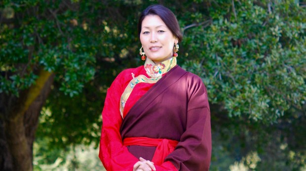 ཚེ་རིང་དབང་མོ་ལགས་སུ་ཨ་རི་རྒྱལ་ཡོངས་སྒྱུ་རྩལ་ཐེབས་རྩ་ཁང་གིས་སྒྱུ་རྩལ་གྱི་གཟེངས་རྟགས་ཤིག་འབུལ་གཏན་འཁེལ་འདུག