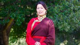 ཚེ་རིང་དབང་མོ་ལགས་སུ་ཨ་རི་རྒྱལ་ཡོངས་སྒྱུ་རྩལ་ཐེབས་རྩ་ཁང་གིས་སྒྱུ་རྩལ་གྱི་གཟེངས་རྟགས་ཤིག་འབུལ་གཏན་འཁེལ་འདུག