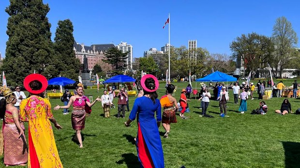 ཁེ་ན་ཀྲའི་རྦི་ཊིཤ་ཁོ་ལོམ་སྦི་ཡ་(British Columbia)མངའ་སྡེའི་གྲོས་ཚོགས་ནང་བྷི་སི་ནང་པའི་རིག་གཞུང་ཉིན་མོ་སྲུང་བརྩི་ཞུས་ཡོད་པ། ཁེ་ན་ཀྲའི་རྦི་ཊིཤ་ཁོ་ལོམ་སྦི་ཡ་(British Columbia)མངའ་སྡེའི་གྲོས་ཚོགས་ནང་བྷི་སི་ནང་པའི་རིག་གཞུང་ཉིན་མོ་སྲུང་བརྩི་ཞུས་ཡོད་པ།
