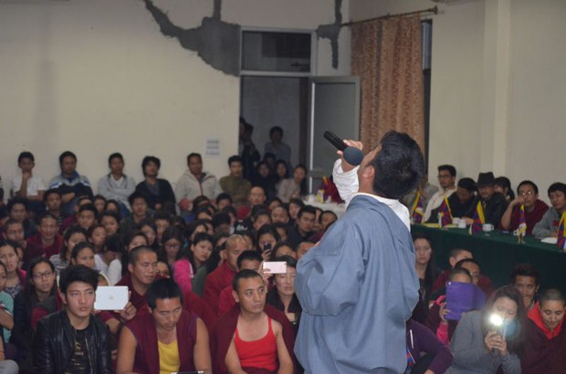 འཛམ་གླིང་གི་སྙན་ངག་གི་ཉིན་མོར་སྲུང་རྩི།