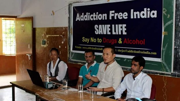 འཆི་མེད་རྡོ་རྗེ་ལགས་ཀྱིས་བོད་པ་དང་རྒྱ་གར་བ་ཁག་ཅིག་ངན་གོམས་ནས་སྐྱོབ་ཡོད་པ། འཆི་མེད་རྡོ་རྗེ་ལགས་ཀྱིས་བོད་པ་དང་རྒྱ་གར་བ་ཁག་ཅིག་ངན་གོམས་ནས་སྐྱོབ་ཡོད་པ།