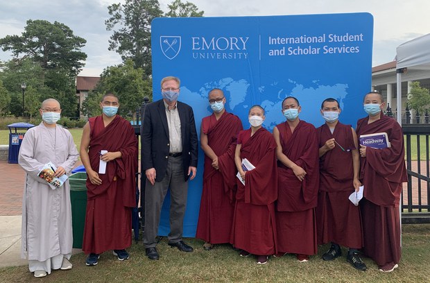བསྟན་འཛིན་རྒྱ་མཆོ་སློབ་ཡོན་ཁོངས་འདེམས་སྒྲུག་ཞུས་པའི་སློབ་མ་ཨེ་མོ་རིར་འབྱོར་ཡོད་པ།