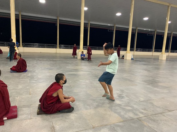 བོད་རིགས་སློབ་ཕྲུག་རྣམས་ལ་རིགས་ལམ་གྱི་གོམས་འདྲིས་ཆེད་འདུ་འཛོམས་གནང་བ།