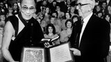 ༧གོང་ས་༧སྐྱབས་མགོན་ཆེན་པོ་མཆོག་ལ་ནོ་སྦེལ་ཞི་བདེའི་གཟེངས་རྟགས་འབུལ་བཞེས་མཛད་པ་དེས་བོད་མིའི་འཐབ་རྩོད་ལ་ཕན་ནུས་ཇི་ལྟར་བྱུང་ཡོད་མེད།