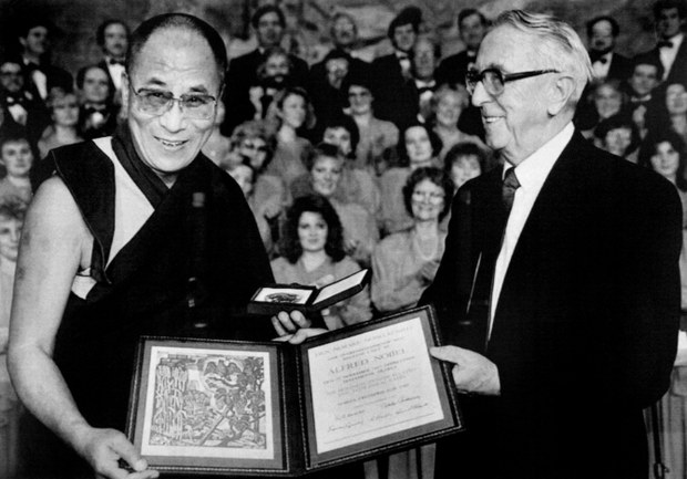 ༧གོང་ས་༧སྐྱབས་མགོན་ཆེན་པོ་མཆོག་ལ་ནོ་སྦེལ་ཞི་བདེའི་གཟེངས་རྟགས་འབུལ་བཞེས་མཛད་པ་དེས་བོད་མིའི་འཐབ་རྩོད་ལ་ཕན་ནུས་ཇི་ལྟར་བྱུང་ཡོད་མེད། ༧གོང་ས་༧སྐྱབས་མགོན་ཆེན་པོ་མཆོག་ལ་ནོ་སྦེལ་ཞི་བདེའི་གཟེངས་རྟགས་འབུལ་བཞེས་མཛད་པ་དེས་བོད་མིའི་འཐབ་རྩོད་ལ་ཕན་ནུས་ཇི་ལྟར་བྱུང་ཡོད་མེད།