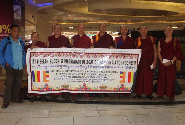 བོད་ཀྱི་ནང་པའི་སྐུ་ཚབ་ཚོགས་ཆུང་ཨིན་ཌུ་ནེ་ཤི་ཡའི་ནང་ཕེབས་ཡོད་པ། བོད་ཀྱི་ནང་པའི་སྐུ་ཚབ་ཚོགས་ཆུང་ཨིན་ཌུ་ནེ་ཤི་ཡའི་ནང་ཕེབས་ཡོད་པ།