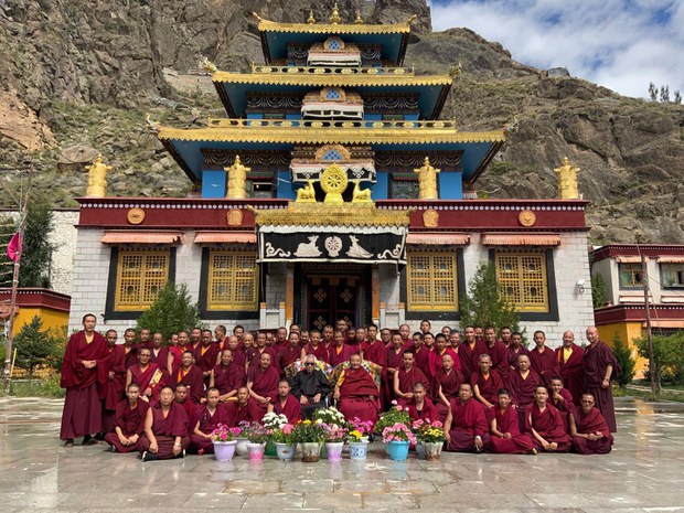 དཀའ་སྡུག་ཇི་མ་ཇི་བཞིན་བཀོད་དགོས་པ་ལས། བསྟོད་པ་དང་ཡང་ན་སྣང་གཡེང་ཅན་དུ་གཏོང་མི་རུང་།
