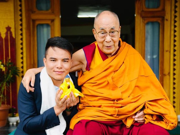 བསྟན་འཛིན་ཡེ་ཤེས་ལགས་སུ་༸གོང་ས་མཆོག་གི་མཇལ་ཁའི་སྐལ་བཟང་གི་གོ་སྐབས་ཐོབ་པ།