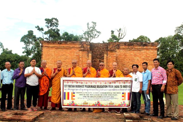 བོད་པའི་དགེ་འདུན་པའི་སྐུ་ཚབ་ཆོགས་ཆུང་ཞིག་ཨིན་ཌུ་ནེ་ཤི་ཡའི་ནང་ཕེབས་ཡོད་པ། བོད་པའི་དགེ་འདུན་པའི་སྐུ་ཚབ་ཆོགས་ཆུང་ཞིག་ཨིན་ཌུ་ནེ་ཤི་ཡའི་ནང་ཕེབས་ཡོད་པ།