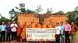 བོད་པའི་དགེ་འདུན་པའི་སྐུ་ཚབ་ཆོགས་ཆུང་ཞིག་ཨིན་ཌུ་ནེ་ཤི་ཡའི་ནང་ཕེབས་ཡོད་པ།