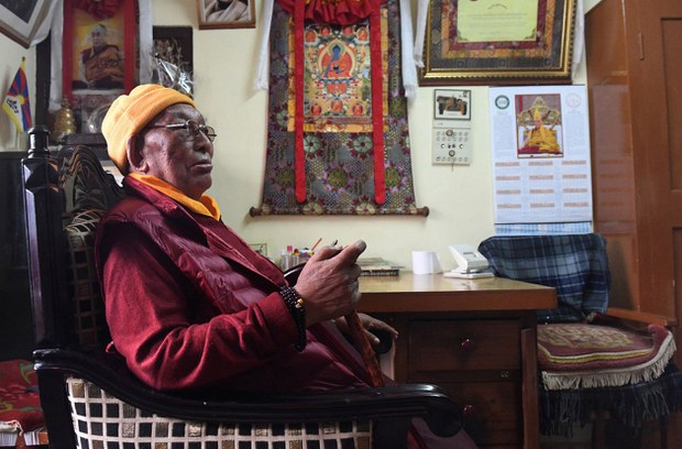 སྐུའི་བླ་སྨན་པ་ཟུར་པ་ཡེ་ཤེས་དོན་ལྡན་ལགས་ནས་ནད་པ་བརྟག་རྒྱུ་མཚམས་འཇོག་གནང་བ། སྐུའི་བླ་སྨན་པ་ཟུར་པ་ཡེ་ཤེས་དོན་ལྡན་ལགས་ནས་ནད་པ་བརྟག་རྒྱུ་མཚམས་འཇོག་གནང་བ།