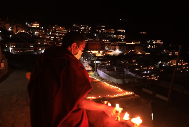 དགའ་ལྡན་ལྔ་མཆོད་དང་དེའི་བྱུང་རབས།
