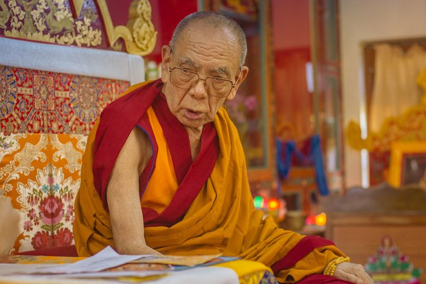 དགའ་ལྡན་ཁྲི་ཟུར་རིན་པོ་ཆེ་མཆོག་གི་ཧོང་ཀོང་ནང་གི་མཛད་འཆར།