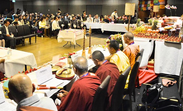 སིཌ་ནི་རུ་སྤྲེལ་ལོའི་ཚེས་བཅུའི་མཆོད་འབུལ། སིཌ་ནི་རུ་སྤྲེལ་ལོའི་ཚེས་བཅུའི་མཆོད་འབུལ།