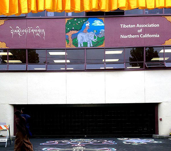 བྱང་ཁེ་ལི་ཕོ་ནི་ཡ་བོད་མིའི་སྤྱི་ཁང་ལ་རབ་གནས།