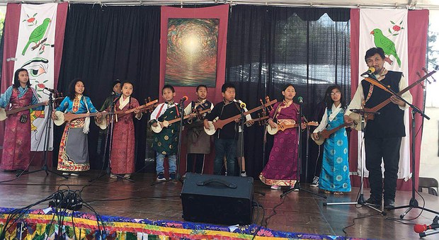 ཨ་རིའི་ཁེ་ལི་ཧྥོར་ནི་ཡའི་སྦར་ཀ་ལི་ནང་ཧི་མ་ལ་ཡའི་དུས་སྟོན་ཐེངས་༣༥པ། ཨ་རིའི་ཁེ་ལི་ཧྥོར་ནི་ཡའི་སྦར་ཀ་ལི་ནང་ཧི་མ་ལ་ཡའི་དུས་སྟོན་ཐེངས་༣༥པ།