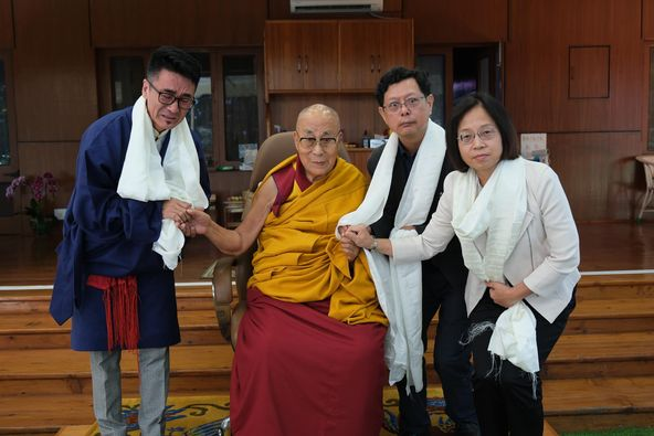 བོད་དང་ཐའེ་ཝན་འགྲོ་བ་མིའི་ཐོབ་ཐང་འབྲེལ་མཐུད་ཁང་གི་ཚོགས་མི་ཁག་ཅིག་བཞུགས་སྒར་རྡ་རམ་ས་ལར་ཆེད་བཅར། བོད་དང་ཐའེ་ཝན་འགྲོ་བ་མིའི་ཐོབ་ཐང་འབྲེལ་མཐུད་ཁང་གི་ཚོགས་མི་ཁག་ཅིག་བཞུགས་སྒར་རྡ་རམ་ས་ལར་ཆེད་བཅར།