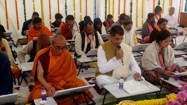 འཛམ་གླིང་ནང་ནད་མུགས་འཁྲུགས་རྩོད་ཞི་ཞིང་ཞི་བདེ་ཡོང་ཐབས་སུ་ལེགས་སྦྱར་སྐད་ཀྱི་ཐོག་འཇམ་དཔལ་མཚན་བརྗོད་གསུང་འདོན་གནང་ཡོད་པ། འཛམ་གླིང་ནང་ནད་མུགས་འཁྲུགས་རྩོད་ཞི་ཞིང་ཞི་བདེ་ཡོང་ཐབས་སུ་ལེགས་སྦྱར་སྐད་ཀྱི་ཐོག་འཇམ་དཔལ་མཚན་བརྗོད་གསུང་འདོན་གནང་ཡོད་པ།
