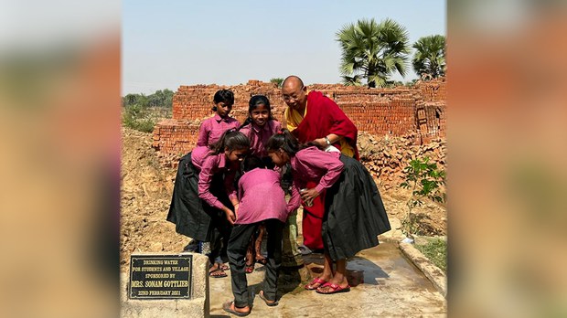 གནས་མཆོག་རྡོ་རྗེ་གདན་གྱི་ཉེ་འཁྲིས་སུ་གྲོང་གསེབ་ཁག་ཅིག་ནང་ལས་འགུལ་སྤེལ་བའི་བརྒྱུད་རིམ་སྐོར་ངོ་སྤྲོད། གནས་མཆོག་རྡོ་རྗེ་གདན་གྱི་ཉེ་འཁྲིས་སུ་གྲོང་གསེབ་ཁག་ཅིག་ནང་ལས་འགུལ་སྤེལ་བའི་བརྒྱུད་རིམ་སྐོར་ངོ་སྤྲོད།
