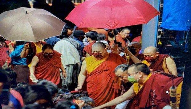 རིན་ཆེན་གཏེར་མཛོད་ཆེན་པོའི་དབང་ལུང་ཁྲིད་གསུམ་གནང་བ། རིན་ཆེན་གཏེར་མཛོད་ཆེན་པོའི་དབང་ལུང་ཁྲིད་གསུམ་གནང་བ།