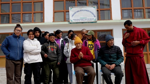 ལ་དྭགས་རྒྱལ་ས་གླེ་རུ་དགུན་དུས་སུ་ལིང་ཤེད་ས་གནས་ཀྱི་སློབ་ཕྲུག་རྣམས་ལ་ཟླ་བ་གཉིས་ཀྱི་ཟུར་སྦྱོང་གོ་སྒྲིག་གནང་ཡོད་པ། ལ་དྭགས་རྒྱལ་ས་གླེ་རུ་དགུན་དུས་སུ་ལིང་ཤེད་ས་གནས་ཀྱི་སློབ་ཕྲུག་རྣམས་ལ་ཟླ་བ་གཉིས་ཀྱི་ཟུར་སྦྱོང་གོ་སྒྲིག་གནང་ཡོད་པ།