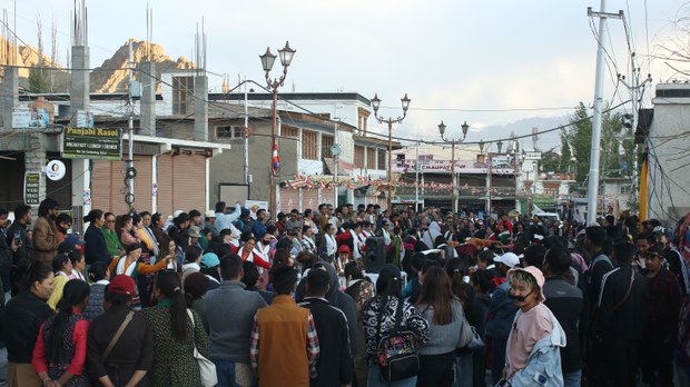ལ་དྭགས་ས་གནས་འཛིན་སྐྱོང་གི་ཆོག་ཆན་འོག་རྒྱལ་ས་གླེའི་ཁྲོམ་རར་ལྷག་དཀར་སྲུང་བརྩི།