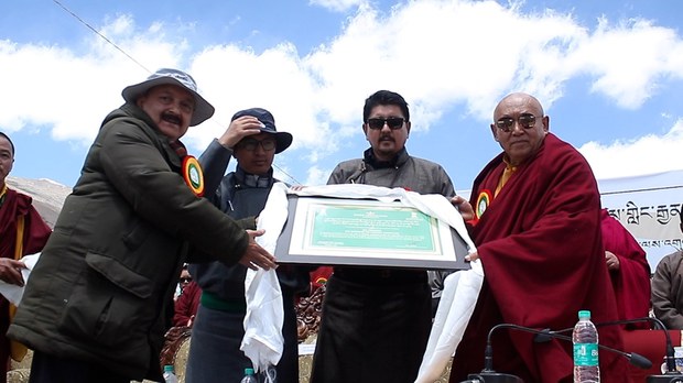 འབྲི་གུང་༧སྐྱབས་མགོན་ཆེ་ཚང་རིན་པོ་ཆེ་མཆོག་ལ་ལ་དྭགས་དབུས་གཞུང་མངའ་སྡེའི་ལྗང་སྒྱུར་ངོ་ཚབ་ཀྱི་མཚན་གནས་འཕུལ་ཡོད་པ། འབྲི་གུང་༧སྐྱབས་མགོན་ཆེ་ཚང་རིན་པོ་ཆེ་མཆོག་ལ་ལ་དྭགས་དབུས་གཞུང་མངའ་སྡེའི་ལྗང་སྒྱུར་ངོ་ཚབ་ཀྱི་མཚན་གནས་འཕུལ་ཡོད་པ།