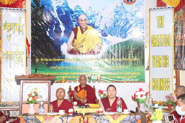 ལ་དྭགས་དང་ཧི་མ་ལ་ཡའི་རི་རྒྱུད་ཀྱི་མི་མང་ནས་བཀའ་དྲིན་རྗེས་དྲན་ཞུས་པ། ལ་དྭགས་དང་ཧི་མ་ལ་ཡའི་རི་རྒྱུད་ཀྱི་མི་མང་ནས་བཀའ་དྲིན་རྗེས་དྲན་ཞུས་པ།