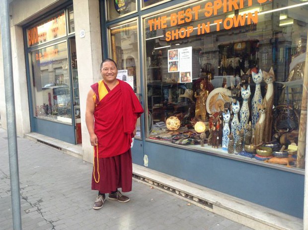 བླ་མ་བློ་བཟང་ལགས་ཝེཏ་ནམ་ནང་འཚམས་གཟིགས། བླ་མ་བློ་བཟང་ལགས་ཝེཏ་ནམ་ནང་འཚམས་གཟིགས།
